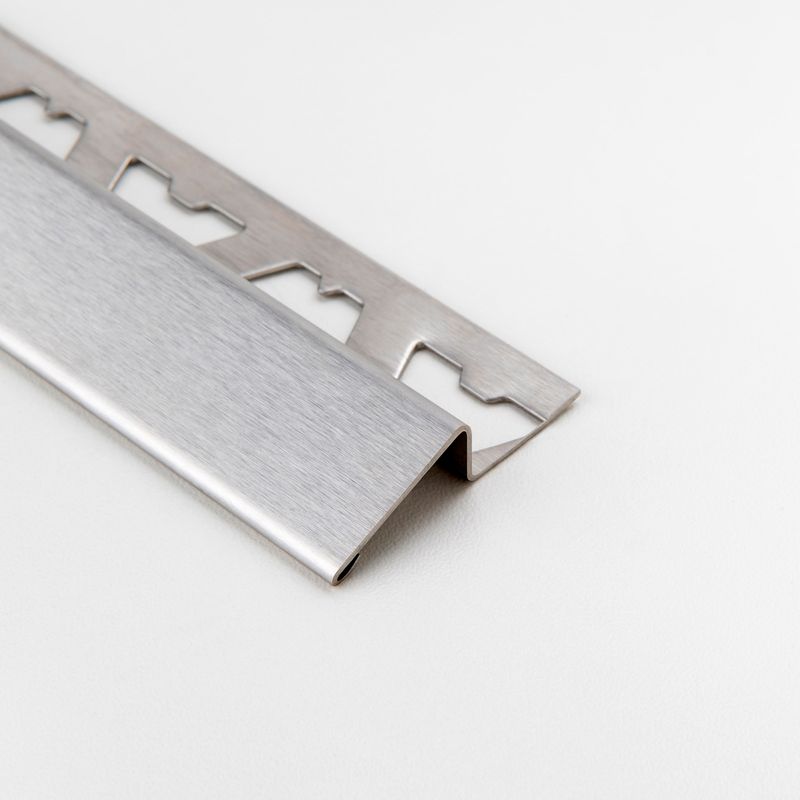 Complementos-de-Instalacion-Perfil-Desnivel-Acero-Inox.-C10E-Mate--25x10x2500-mm