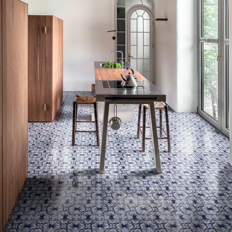 Pisos-y-Muros-Porcelanato-Amuri-Decoro-Maiolica-Blanco-Azul-Brillante-20x20-cm