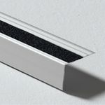 Instalacion-y-Repuestos-Moldura-Novopeldaño-Safety-Plata-Banda-Negro-65x40-mm