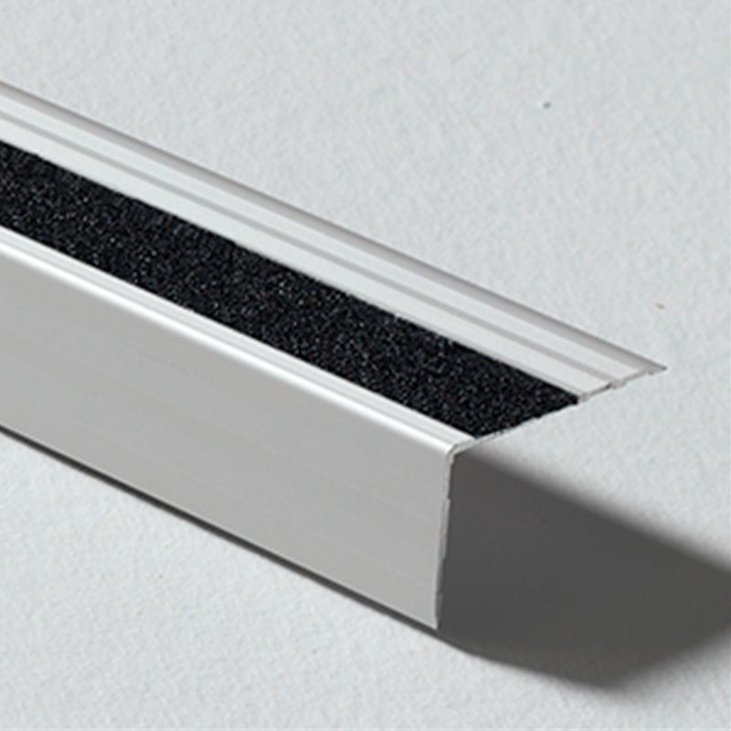 Instalacion-y-Repuestos-Moldura-Novopeldaño-Safety-Plata-Banda-Negro-65x40-mm