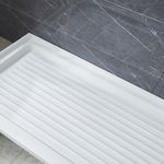 Baños-Receptaculo-Kai-con-Desague-Tres-Lados-con-Pestañas-y-Rejilla-Instalacion-en-Obra-Izquierdo-Blanco-1320x710-mm