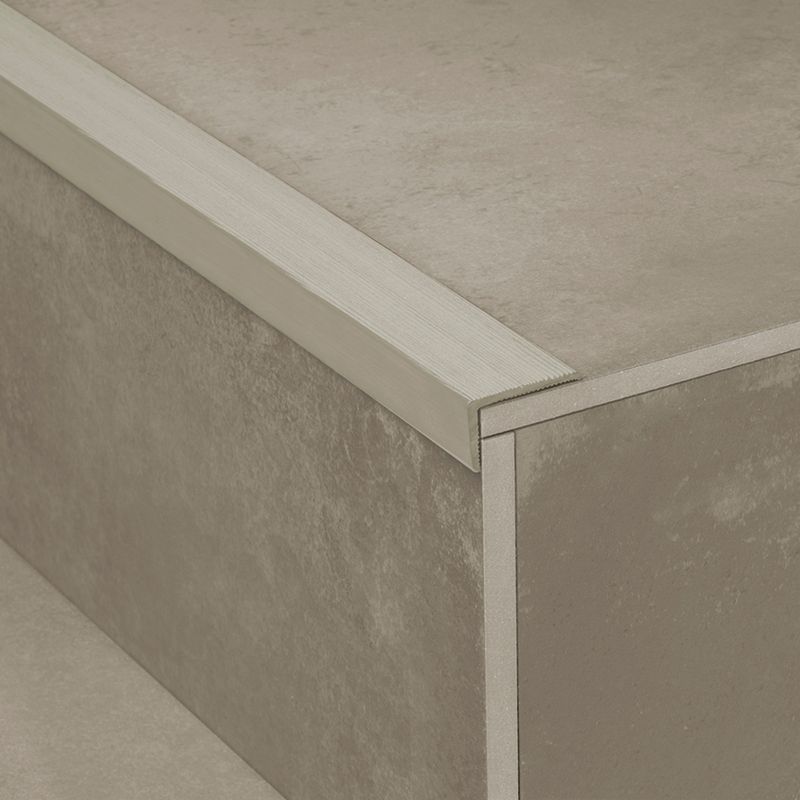 Instalacion-y-Repuestos-Moldura-Perfil-L-Novopeldaño-Astra-Nori-Cemento-Mate-25x2500-mm