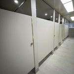 Baños-Division-de-Baño-Fenolica-Anclada-al-Piso-con-Riel-Superior