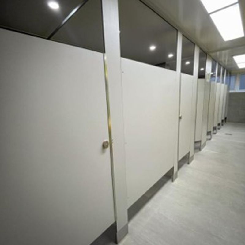 Baños-Division-de-Baño-Fenolica-Anclada-al-Piso-con-Riel-Superior