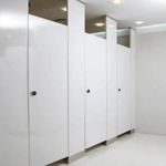 Baños-Division-de-Baño-Fenolica-Anclada-de-Piso-a-Cielo
