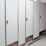 Baños-Division-de-Baño-Fenolica-Anclada-al-Piso