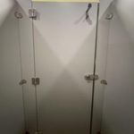 Baños-Division-de-Baño-Fenolica-Anclada-al-Piso