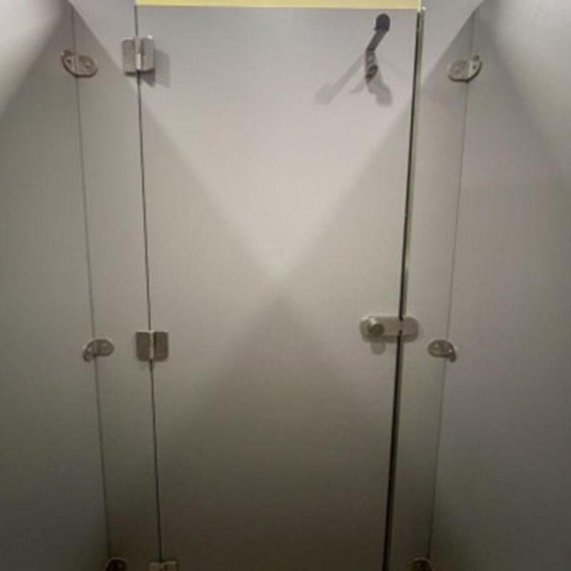 Baños-Division-de-Baño-Fenolica-Anclada-al-Piso