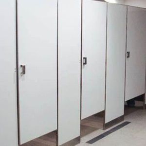Division de Baño Fenólica Anclada al Piso