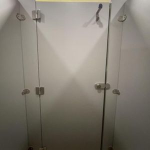 Division de Baño Fenólica Anclada al Piso con Riel Superior
