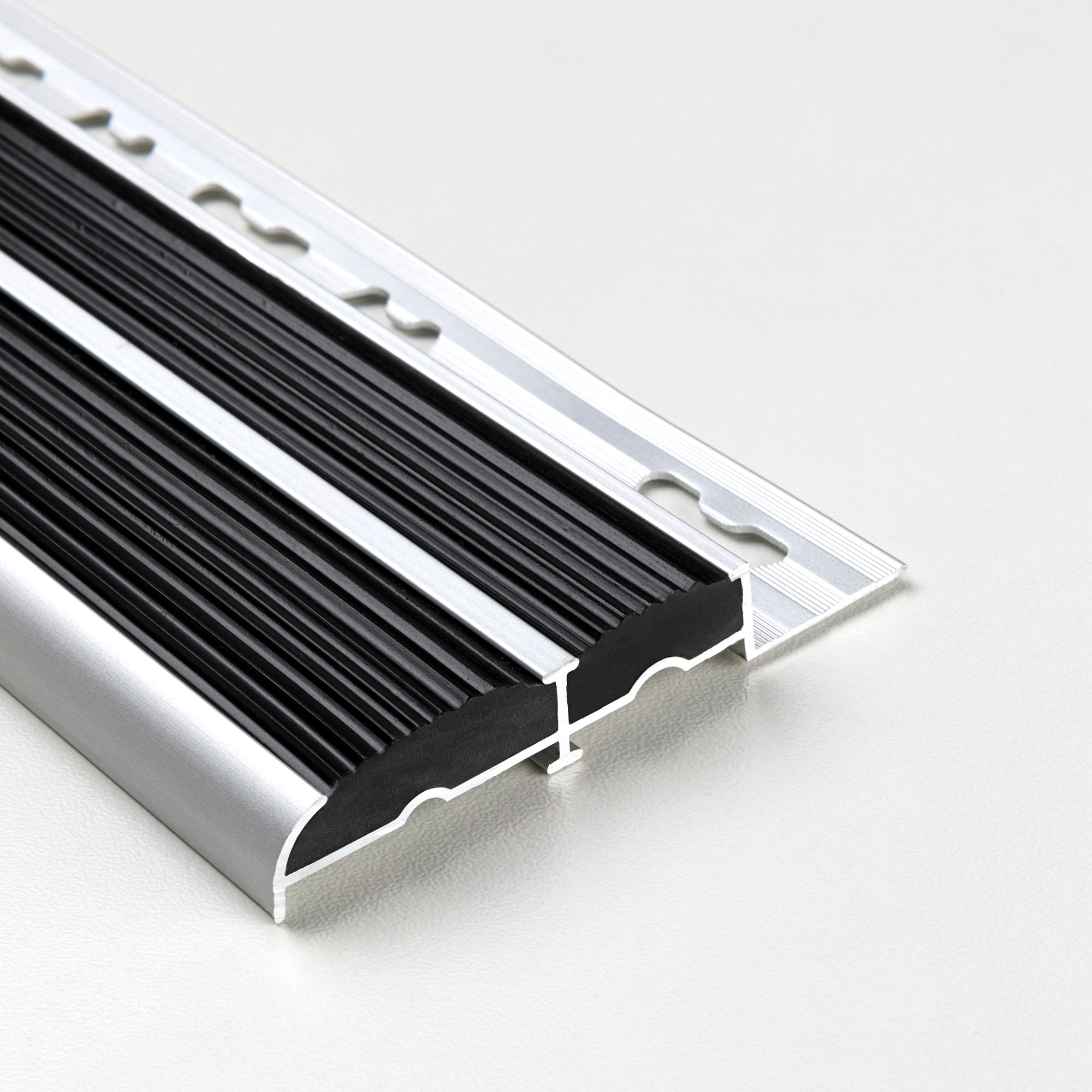 Perfil Nariz Escalon Doble Aluminio y PVC Negro A67N Mate 57x12x2500 mm